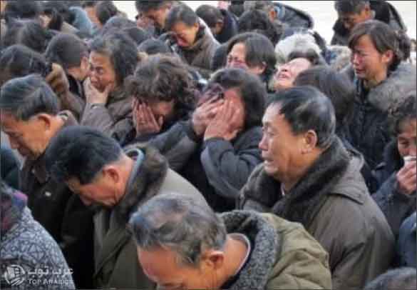 صورة مواطنين كوريين شماليين يبكون على وفاة زعيم كوريا الشمالية الراحل كيم جونغ ايل !